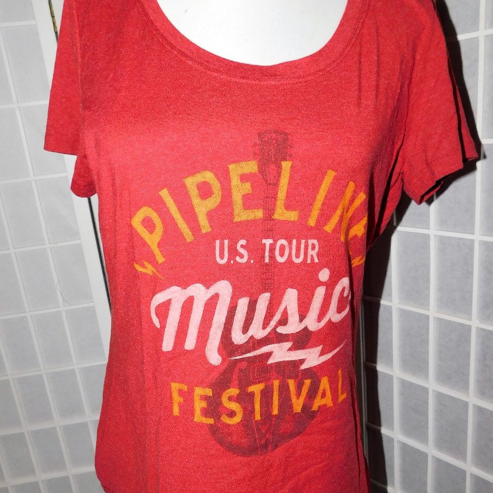 Red Pipeline US tour, Large, deep neckline tee shirt